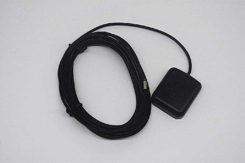 GPS vehicle antenna