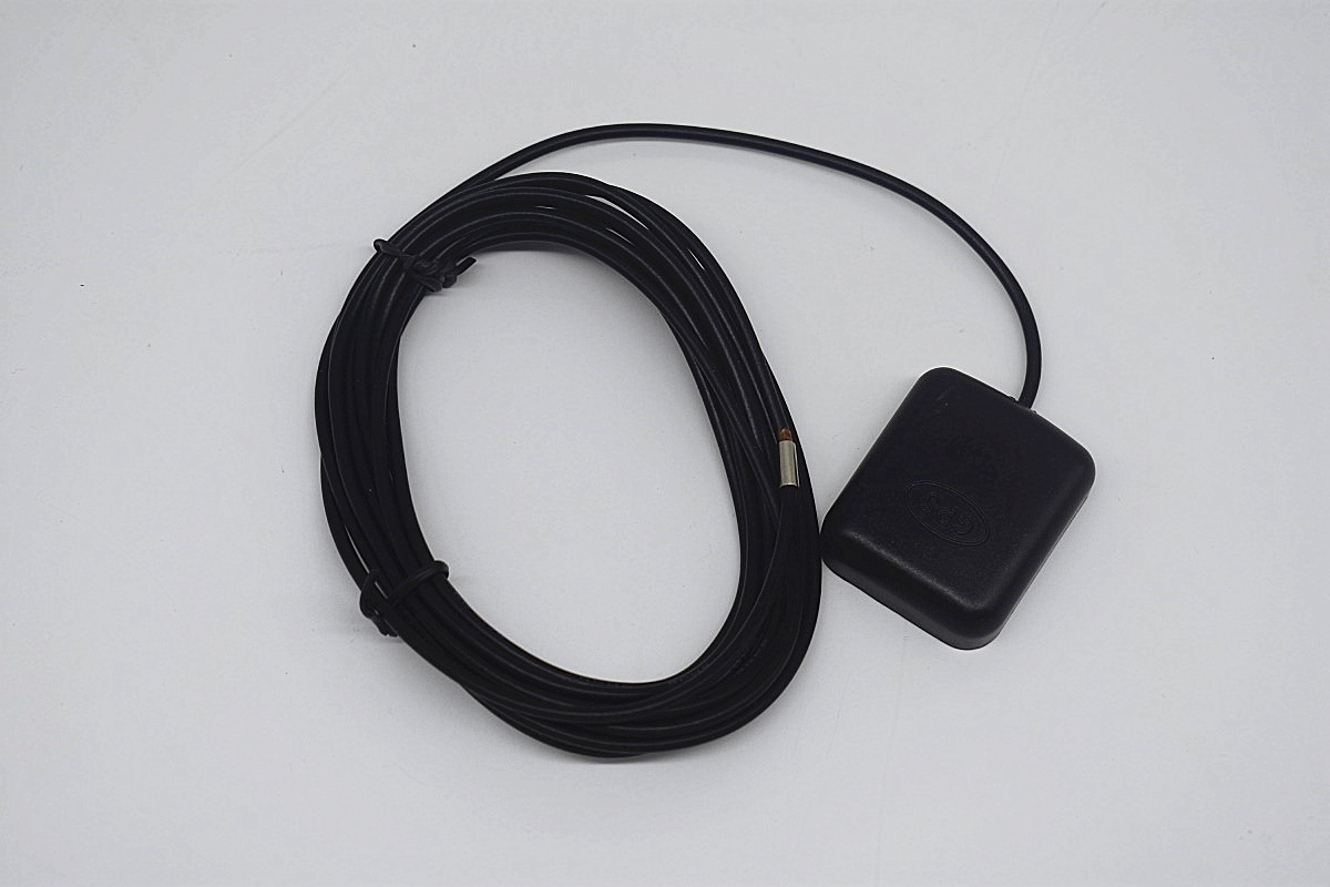 GPS vehicle antenna