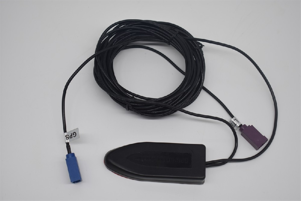 Shark fin two-in-one antenna