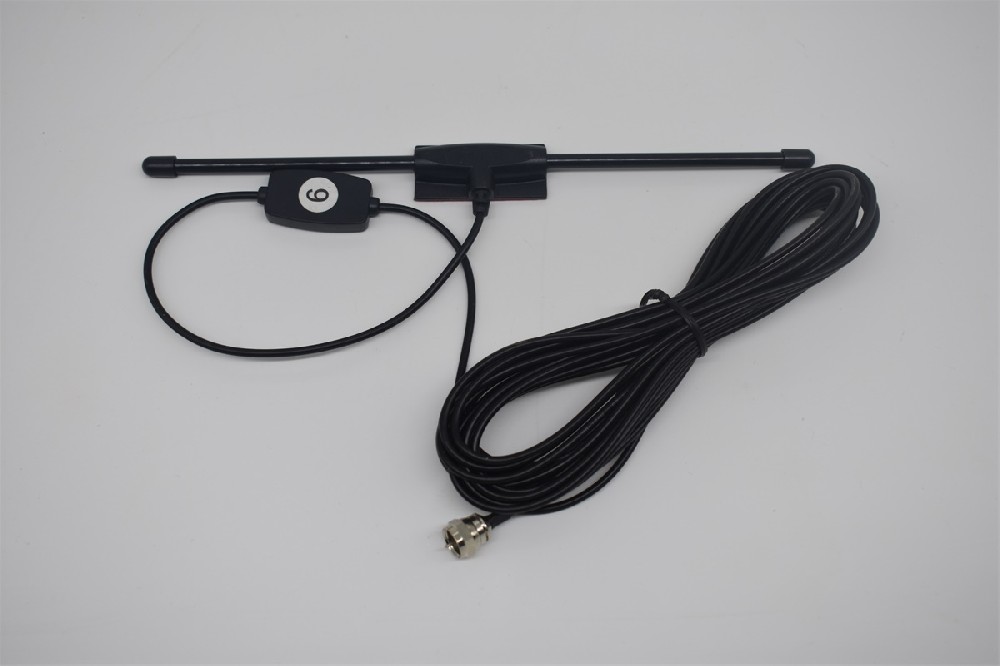 Vehicle-mounted T-patch antenna
