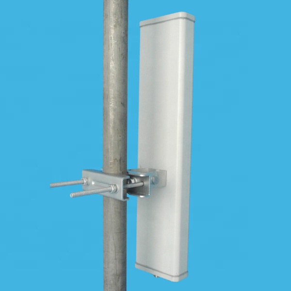 Base station plate antenna