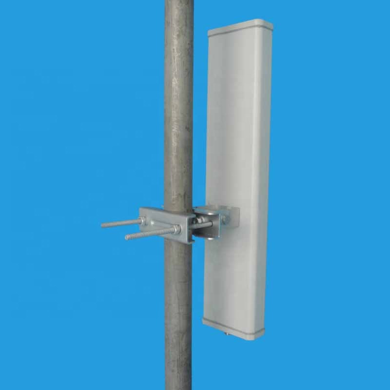 Base station plate antenna