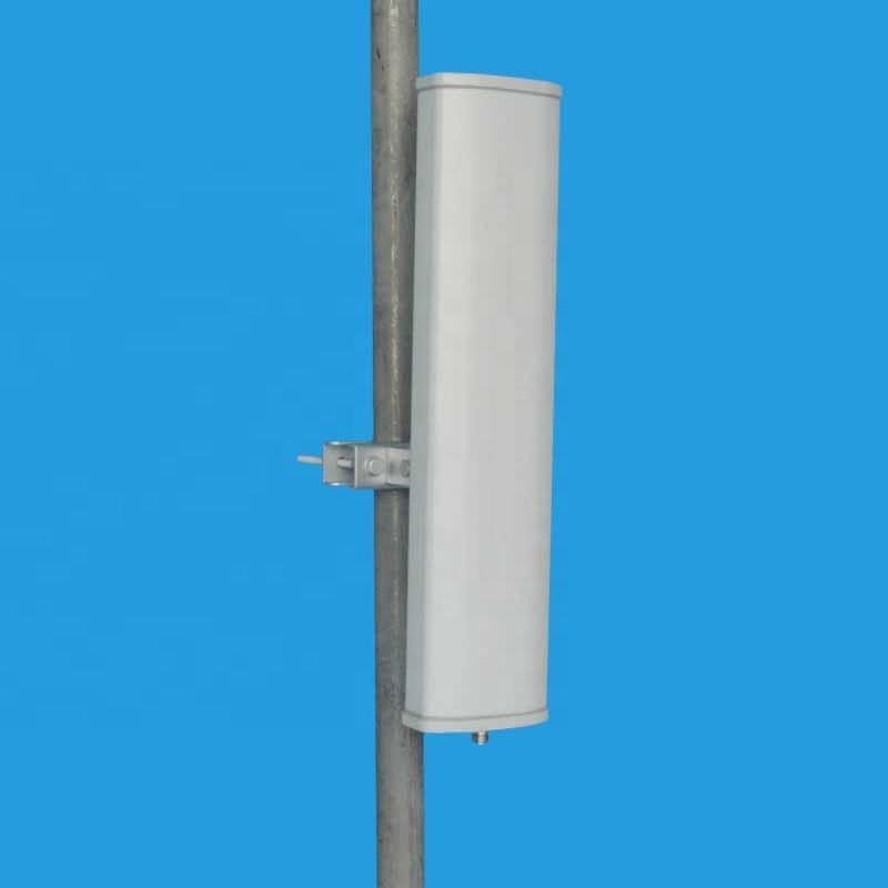 Base station plate antenna