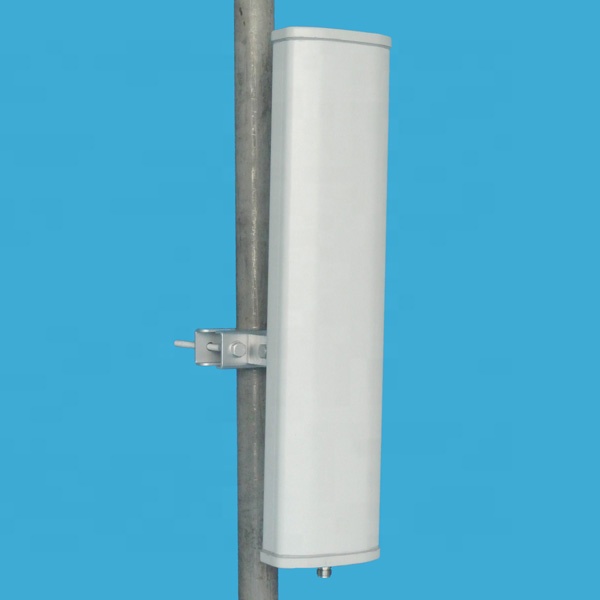Base station plate antenna